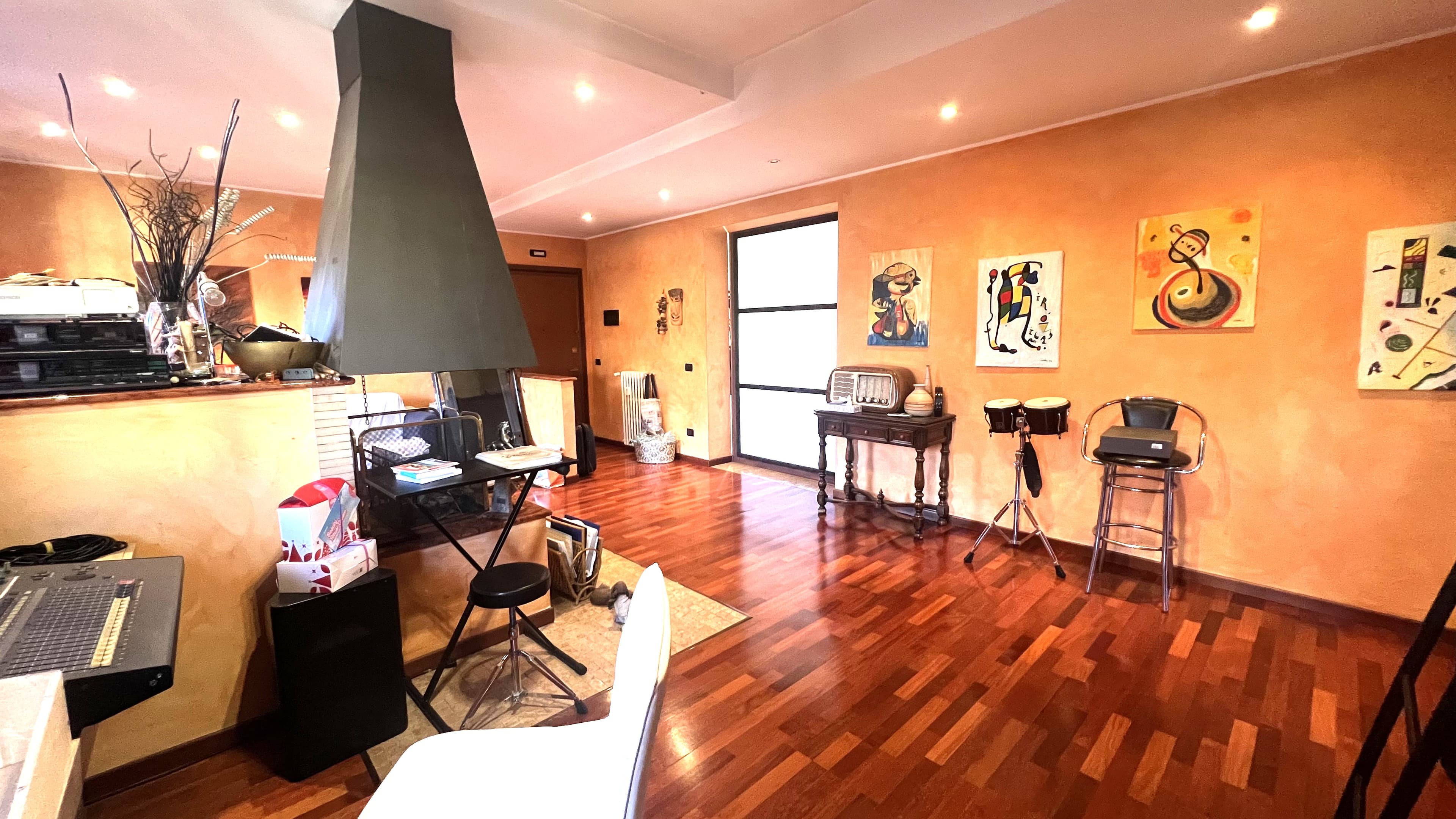 Bilocale ristrutturato con camino - Immagine 2