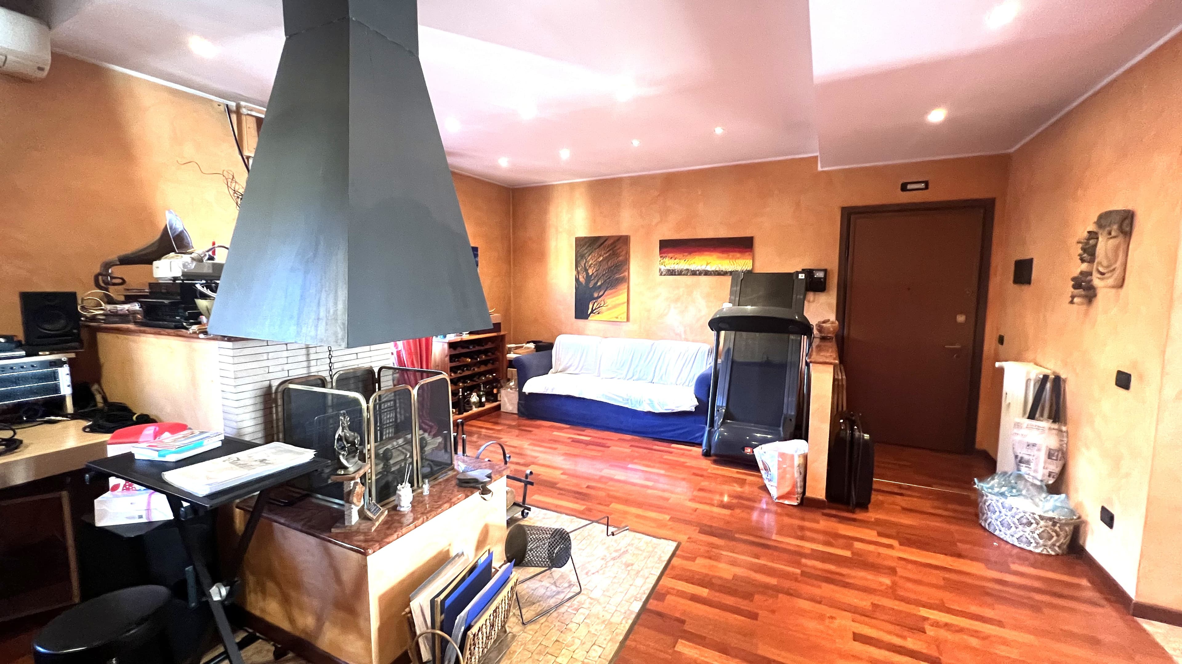 Bilocale ristrutturato con camino - Immagine 4